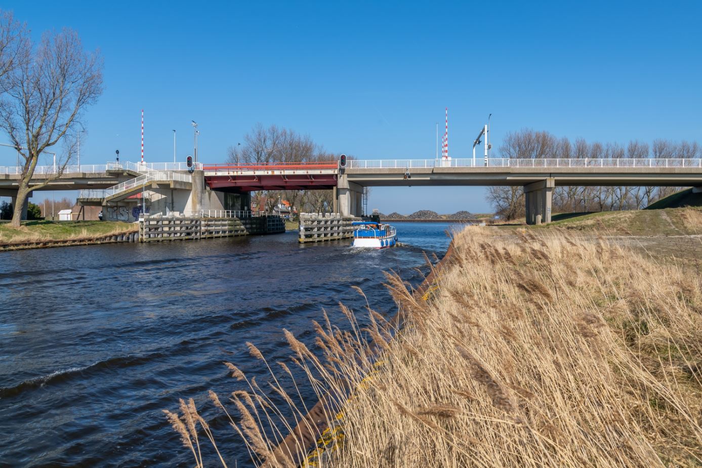 Hinder voor wegverkeer en scheepvaart bij Kooybrug